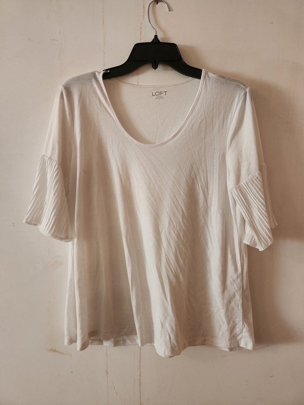 💕5/$25 LOFT White Scoop Neck Top with Pleated Short Sleeves